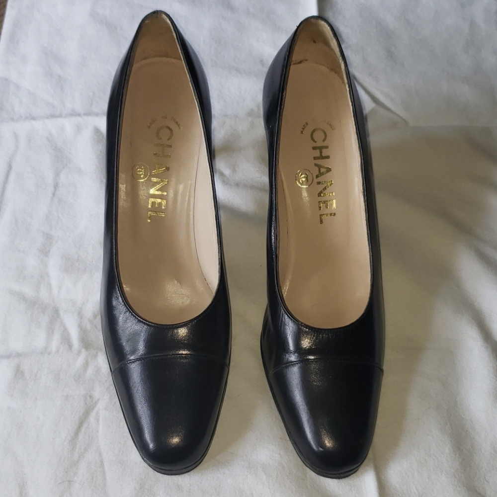 Chanel black leather pumps